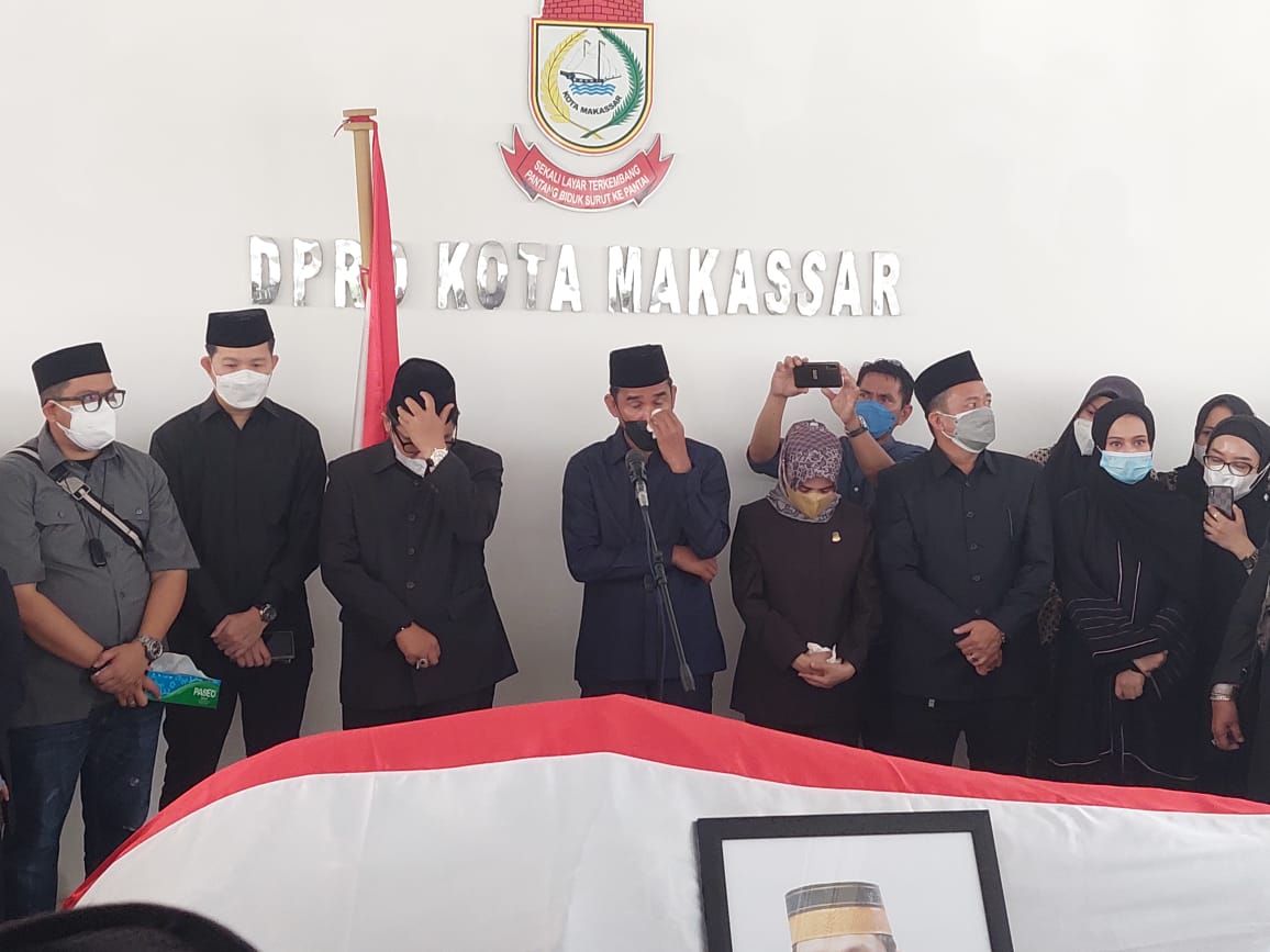 Upacara Penghormatan Terakhir Abdi Asmara Diselimuti Isak Tangis Anggota DPRD Makassar